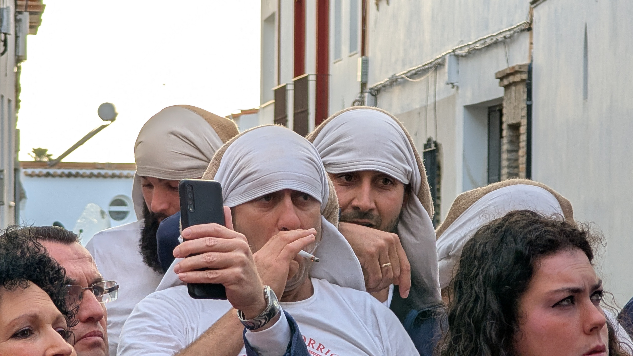 Costaleros in der Pause – die Paso-Träger mit weißen Kopftüchern